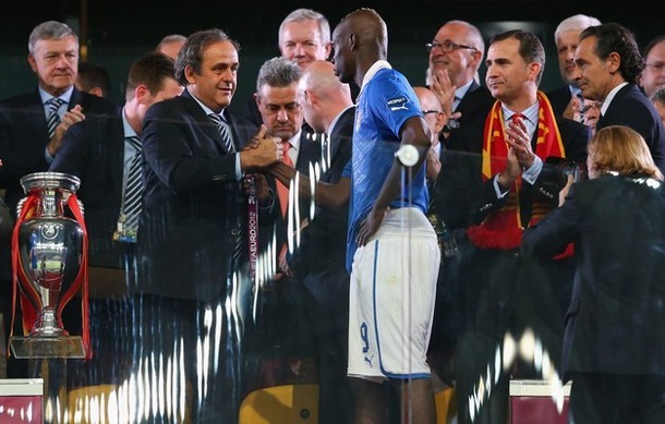Balotelli ngậm ngùi nhận giải Nhì.